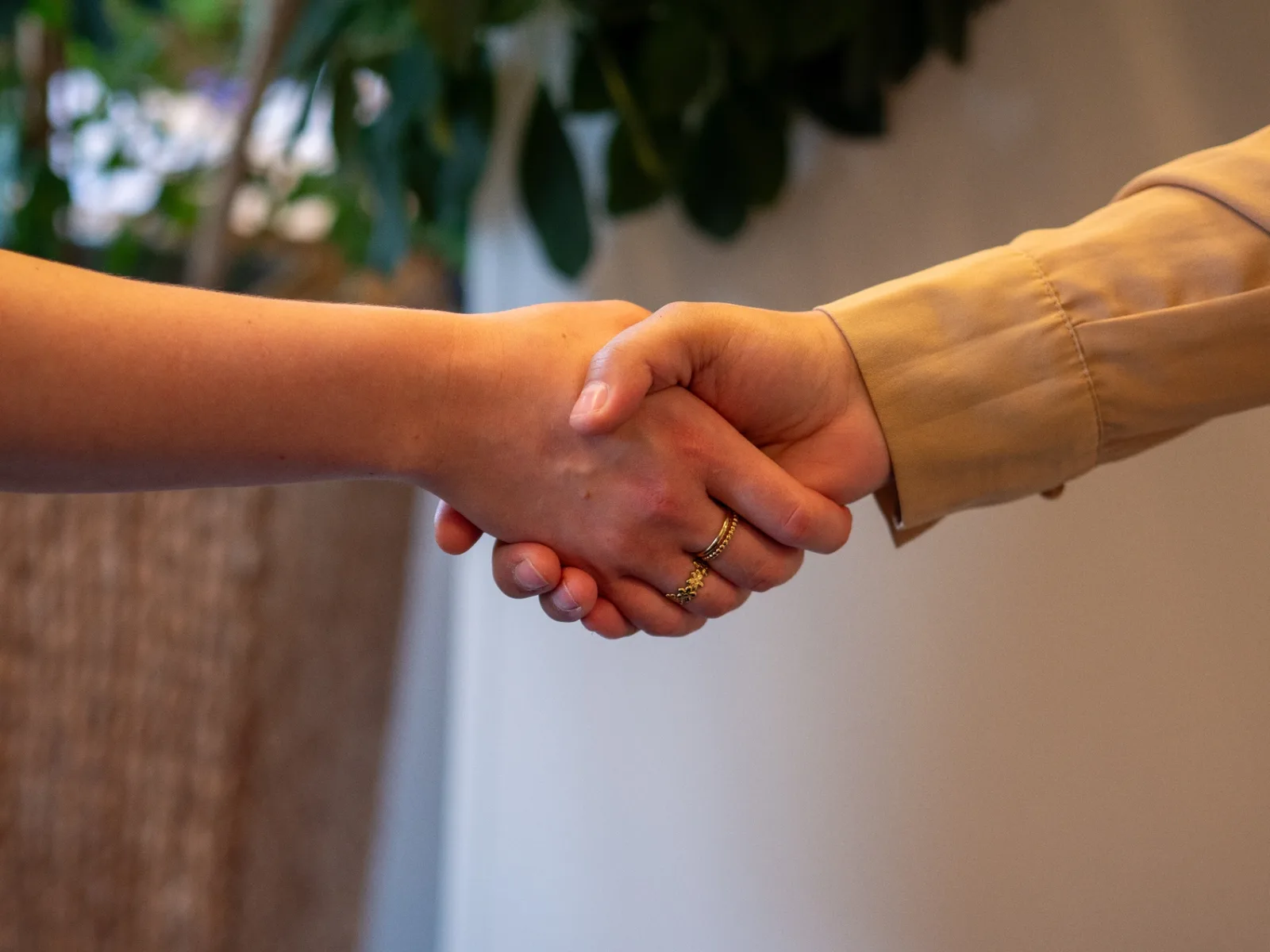 Herzlicher Handschlag zwischen Pflegekraft und Patientin – vertrauensvolle Pflege bei AUK in Hamburg